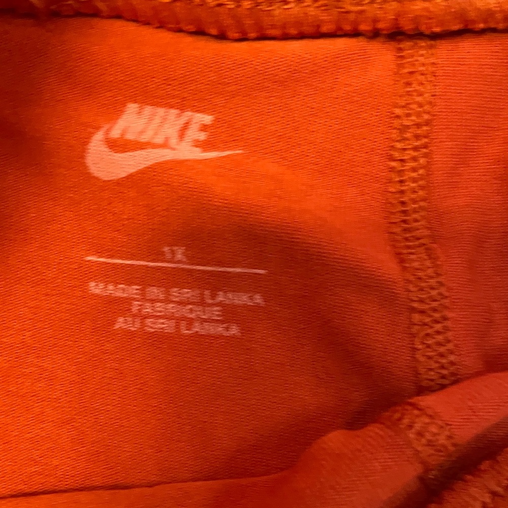 Nike women’s Vibrant Red Leggings - Picture 3 of 6